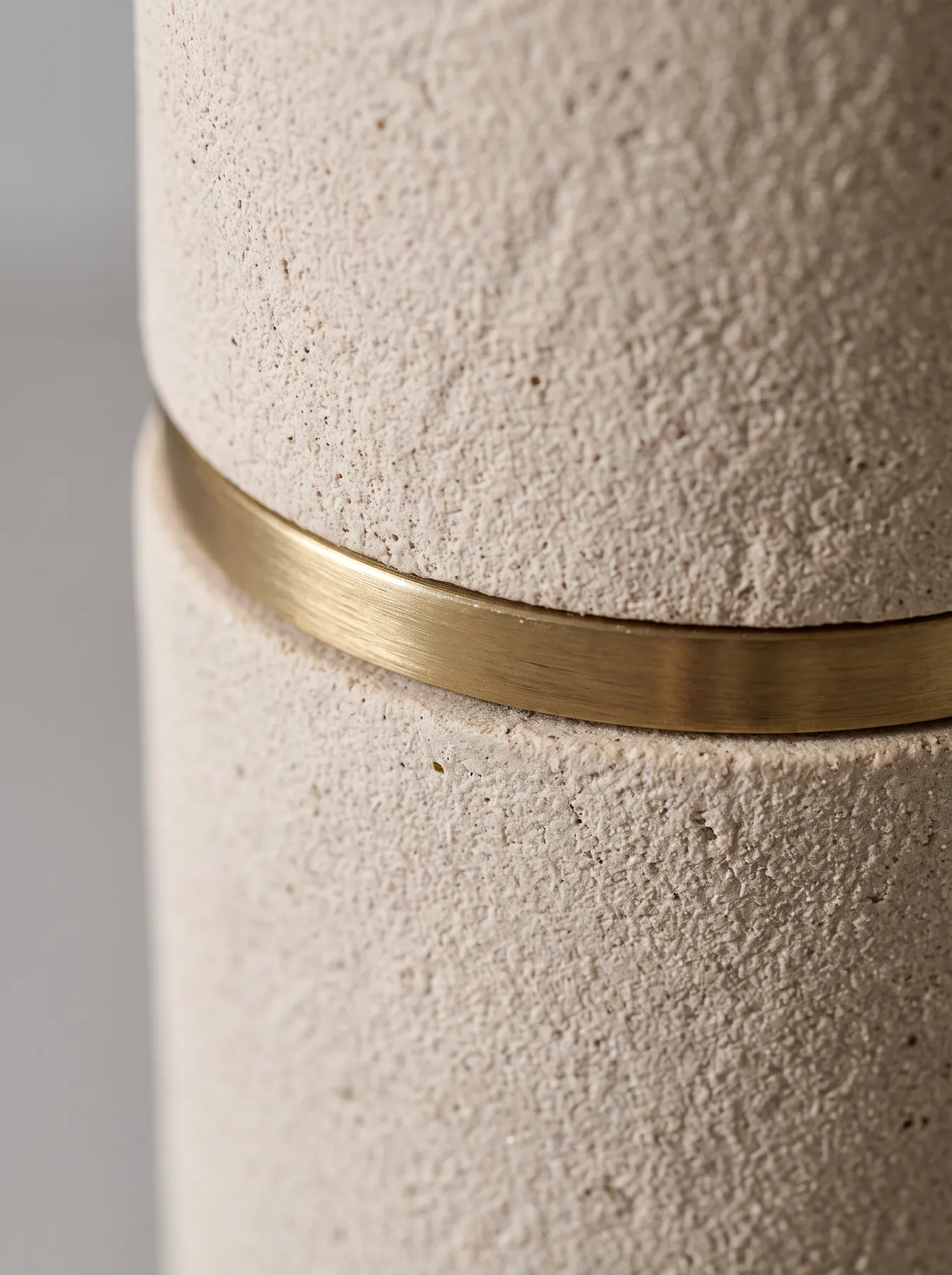 Détail : grès chamotté et bague en laiton brossé